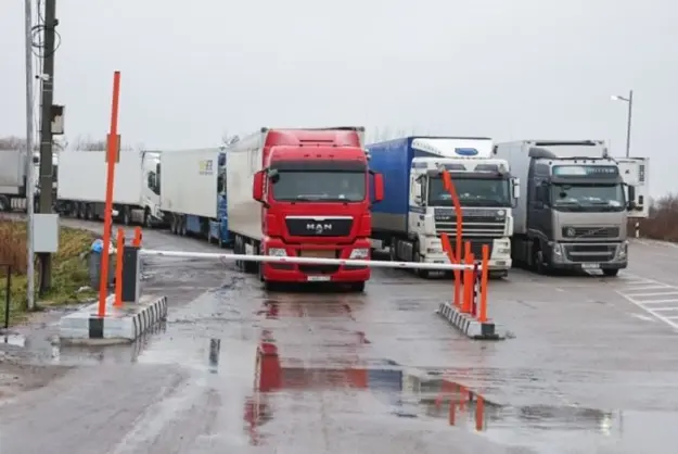 На самом деле в некоторых пунктах пропуска срок таможенного досмотра уже снижен до 10 минут, но время пересечения границы зависит не столько от поручений президента, сколько от действий сопредельной стороны